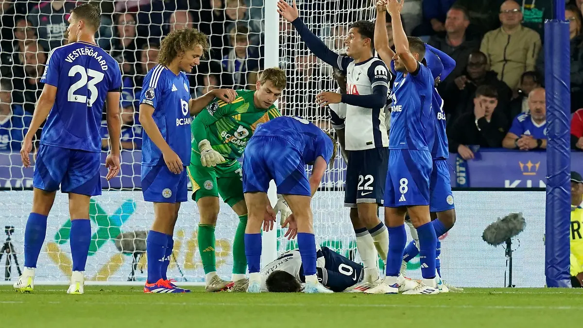 Rodrigo-Bentancur-knallte-im-Spiel-der-Tottenham-Hotspur-gegen-Leicester-City-heftig-mit-einem-Gegenspieler-zusammen