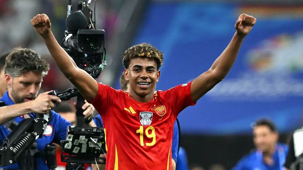 Spaniens-Lamine-Yamal-feiert-den-2-1-Sieg-gegen-Frankreich
