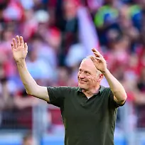 Freiburgs-Trainer-Christian-Streich-verabschiedet-sich-von-den-Fans-nach-dem-Spiel