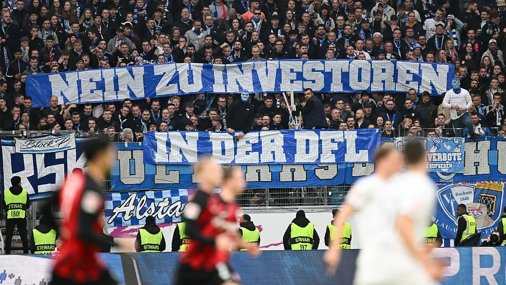 Seit-Wochen-protestieren-die-Fans-in-der-ersten-und-zweiten-Bundesliga-gegen-den-Investoren-Einstieg-bei-der-DFL