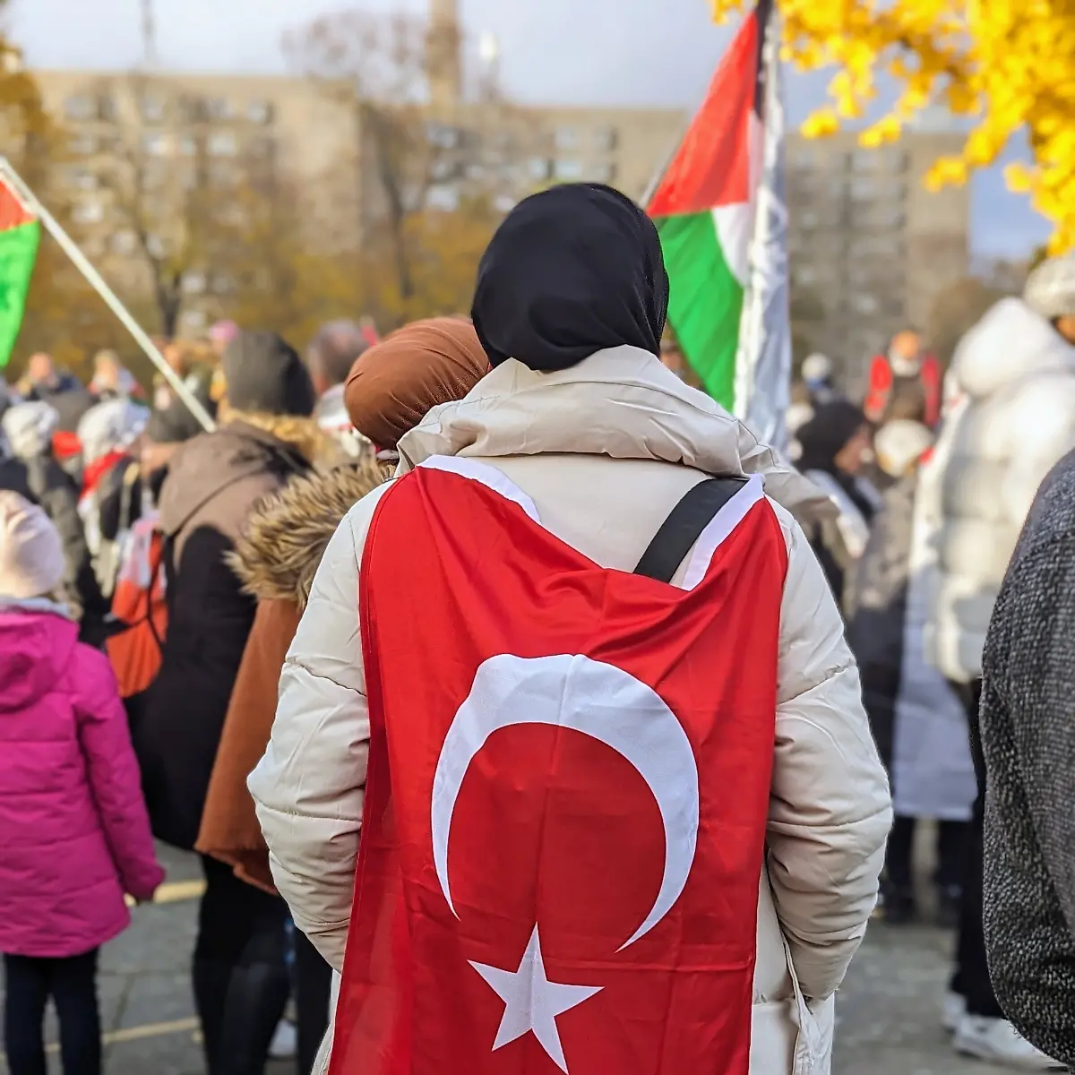 Eine-Frau-zeigt-sich-auf-der-Pro-Palaestina-Demo-mit-einer-Tuerkei-Flagge