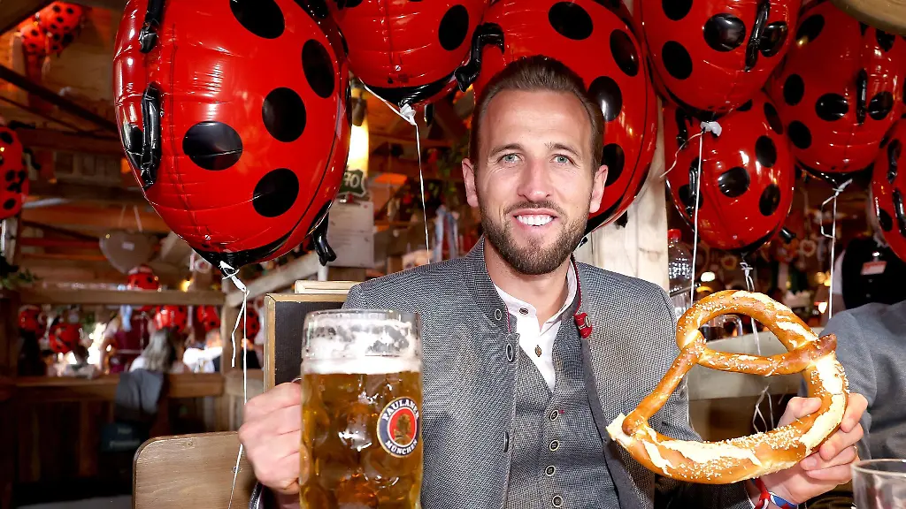 Bayern-Star-Harry-Kane-geniesst-das-Oktoberfest