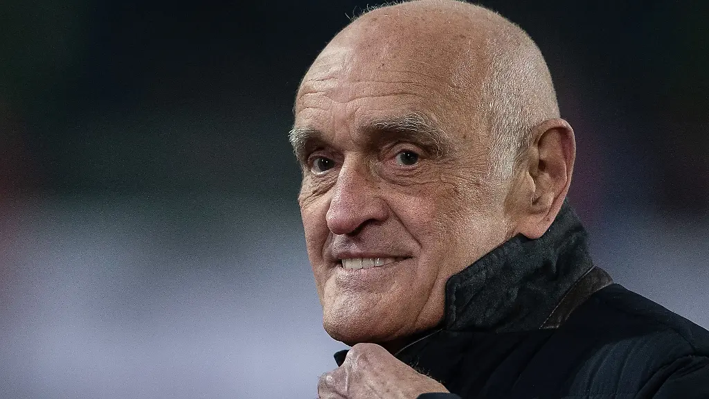 Martin-Kind-Geschaeftsfuehrer-von-Hannover-96-steht-bei-einem-Spiel-im-Stadion
