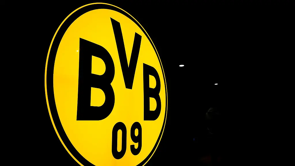 Das-Logo-des-BVB-leuchtet-in-der-Dunkelheit