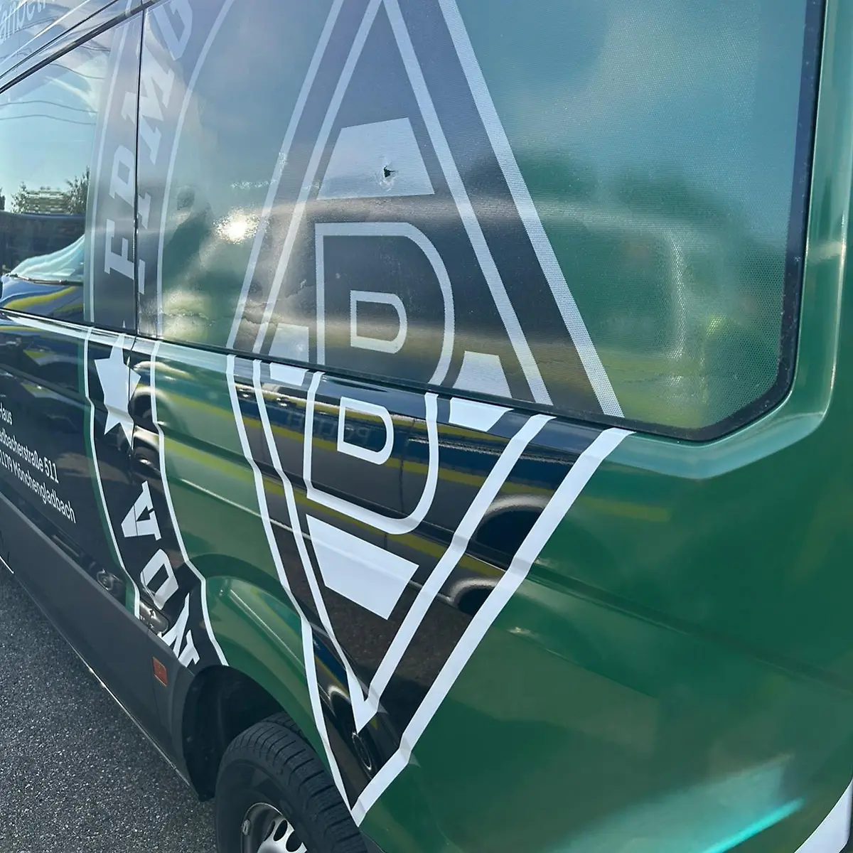 Der-Bus-der-Gladbacher-Fans-wurde-von-einer-Kugel-getroffen