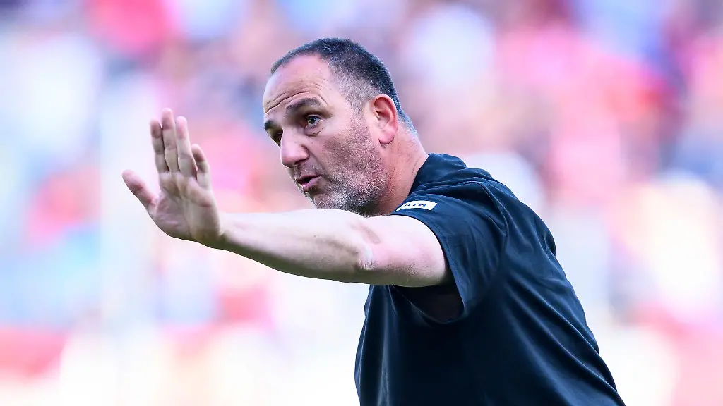 Heidenheims-Trainer-Frank-Schmidt-gestikuliert