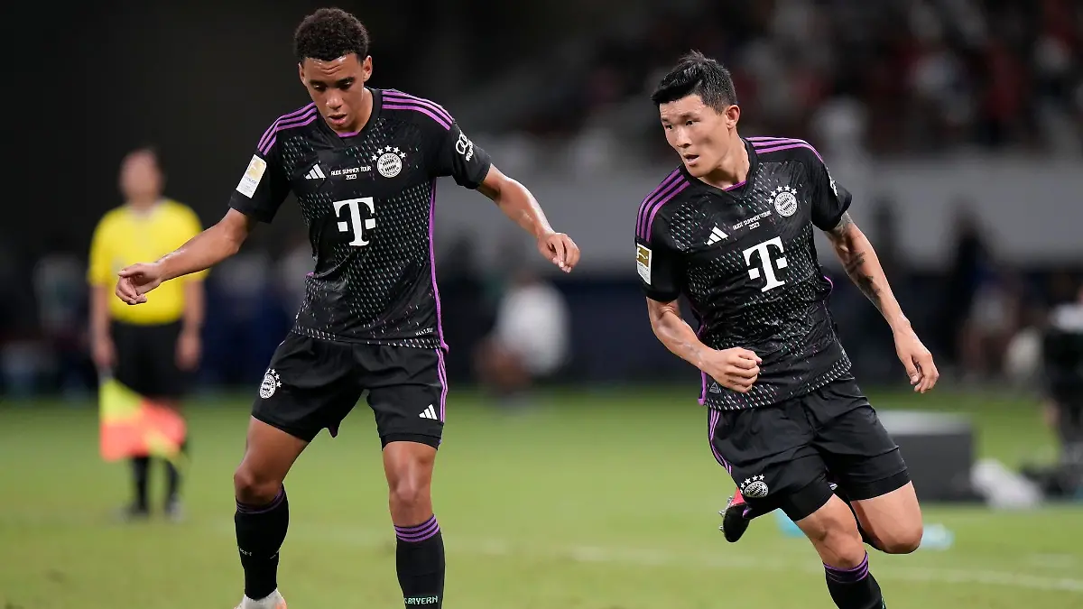 Jamal-Musiala-l-und-Min-Jae-Kim-beim-Testspiel-gegen-Kawasaki-Frontale