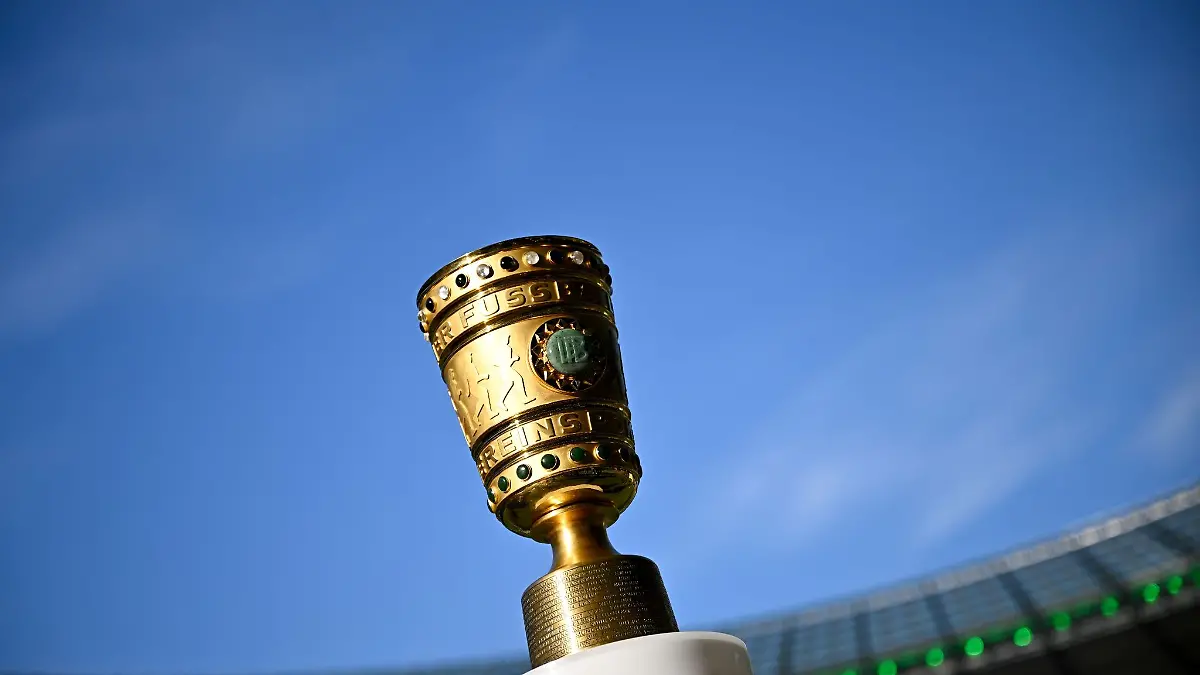 Der-DFB-Pokal-ist-vor-dem-Spiel-auf-einem-Podest-zu-sehen