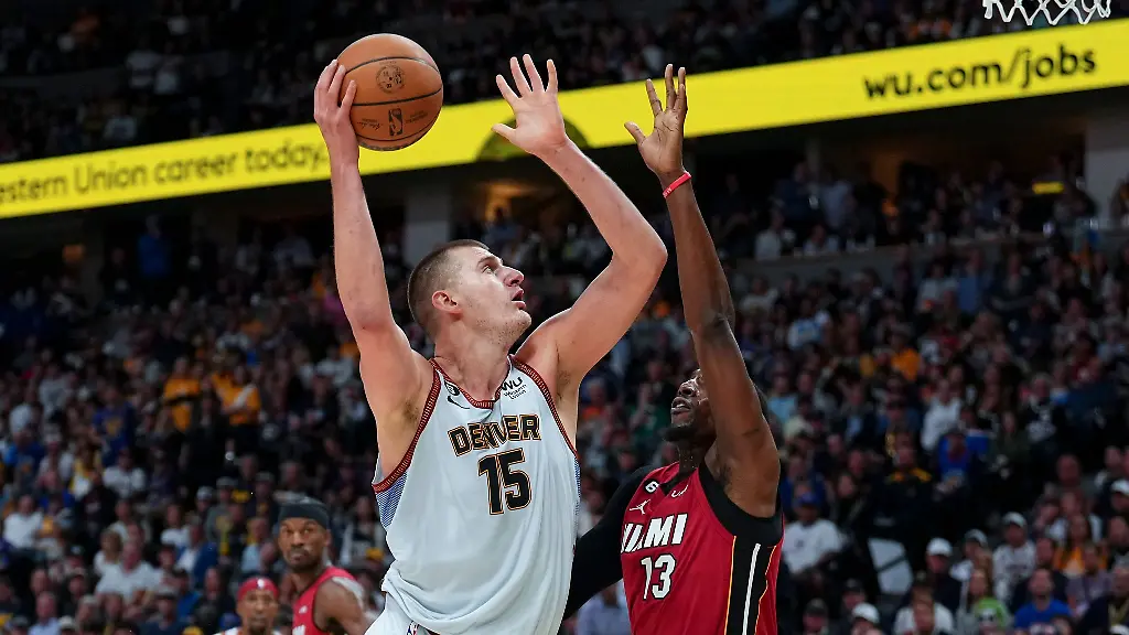 Denver-Nuggets-Center-Nikola-Jokic-15-wirft-ueber-Miami-Heat-Center-Bam-Adebayo