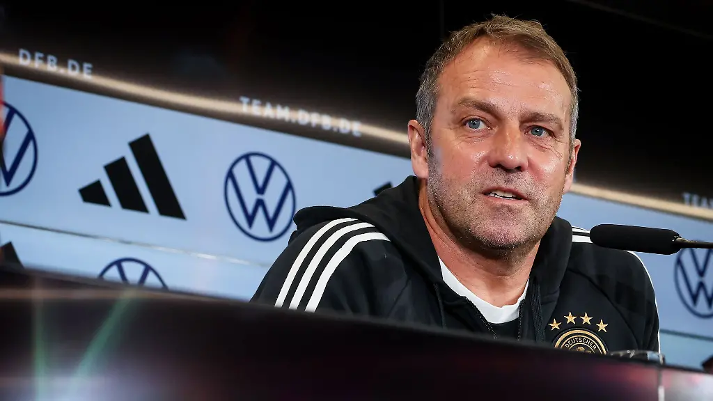 Bundestrainer-Hansi-Flick-spricht-auf-einer-Pressekonferenz-der-Nationalmannschaft-auf-dem-DFB-Campus