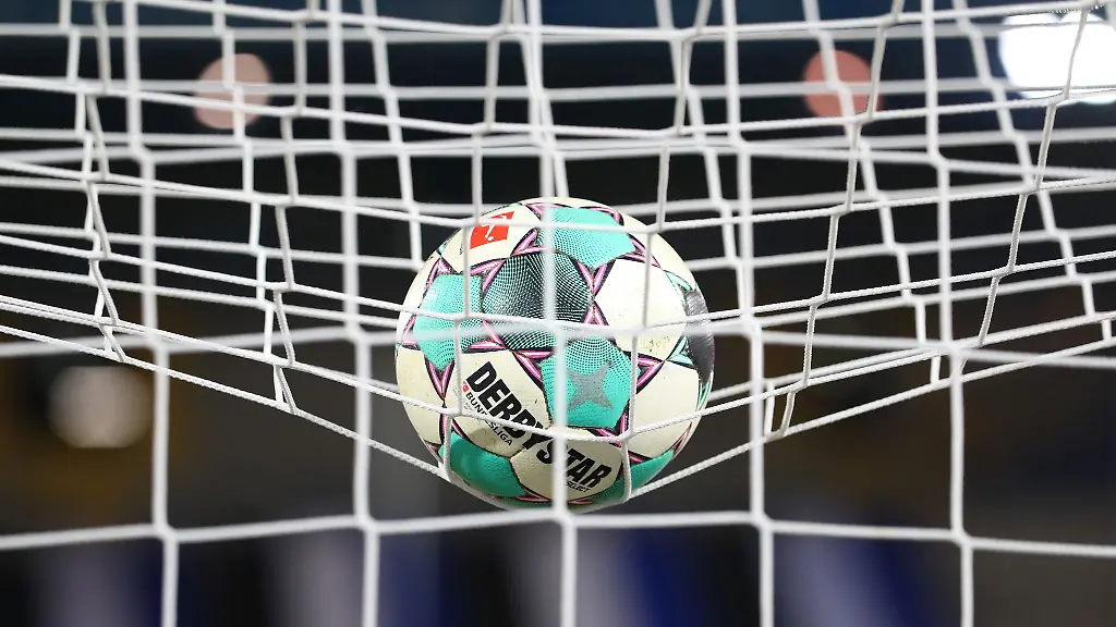 Ein-Fussball-liegt-vor-der-Partie-im-Netz