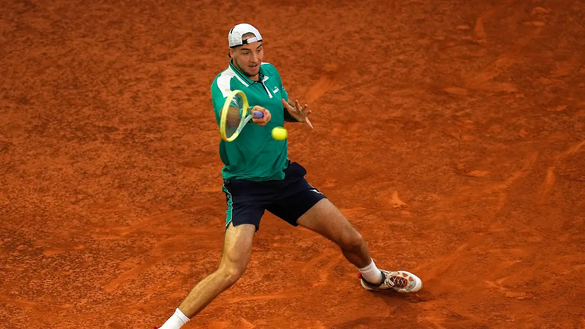 Setzte-sich-mit-7-6-7-5-5-7-6-3-gegen-den-Griechen-Stefanos-Tsitsipas-durch-Jan-Lennard-Struff