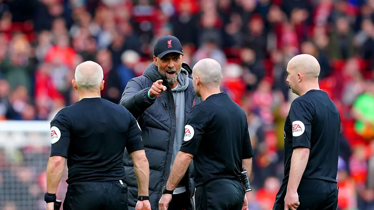 Liverpool-Coach-Juergen-Klopp-suchte-nach-dem-Spiel-das-Gespraech-mit-dem-Schiedsrichter