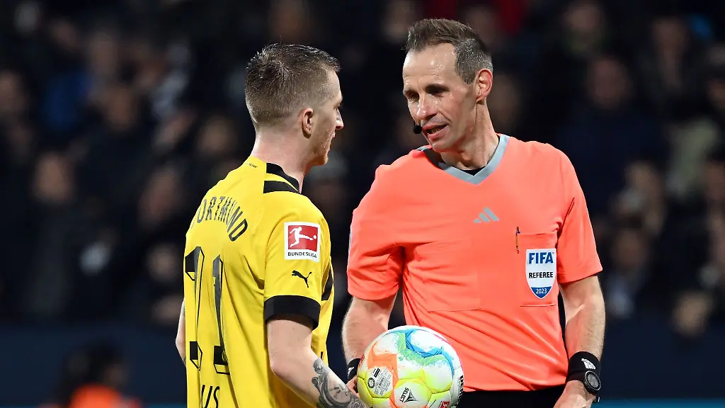 Im-Spiel-zwischen-Bochum-und-Dortmund-hatte-sich-Sascha-Stegemann-nach-einem-Foul-an-Karim-Adeyemi-gegen-einen-Elfmeter-entschieden
