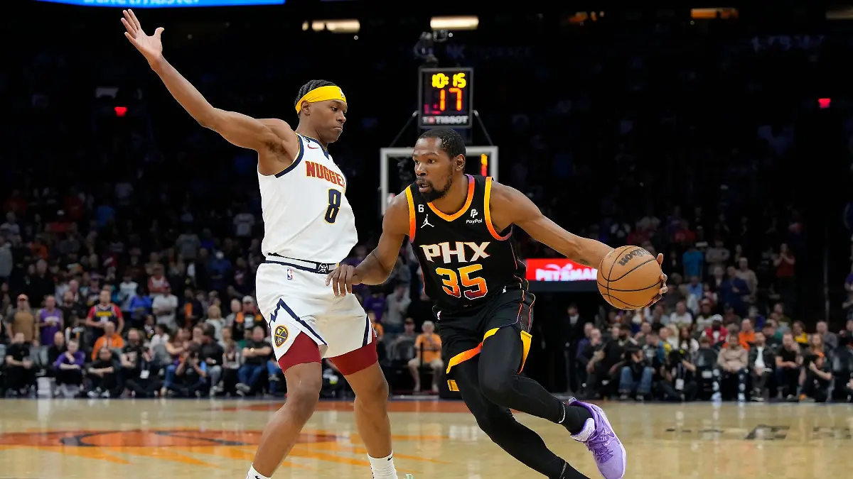 Kevin-Durant-r-von-den-Phoenix-Suns-zieht-Denvers-Peyton-Watson-zum-Korb