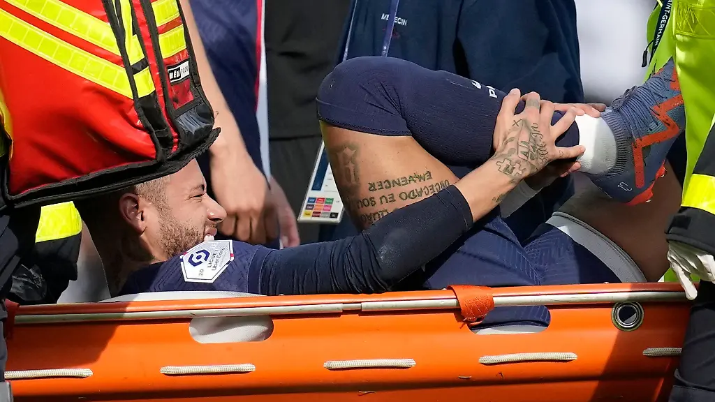 PSG-Stuermer-Neymar-muss-am-Knoechel-operiert-werden-und-faellt-womoeglich-fuer-den-Rest-der-Saison-aus