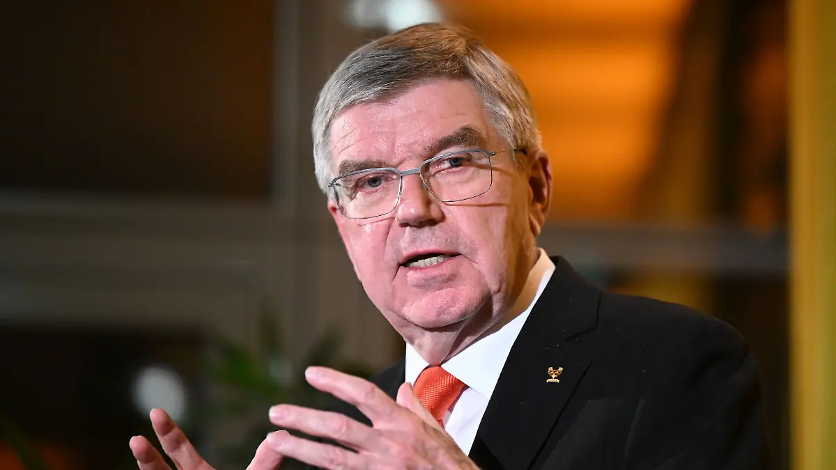 IOC-Chef-Thomas-Bach-widerspricht-der-scharfen-Kritik-an-einer-moeglichen-Rueckkehr-von-Russen-auf-die-internationalen-Sportbuehnen