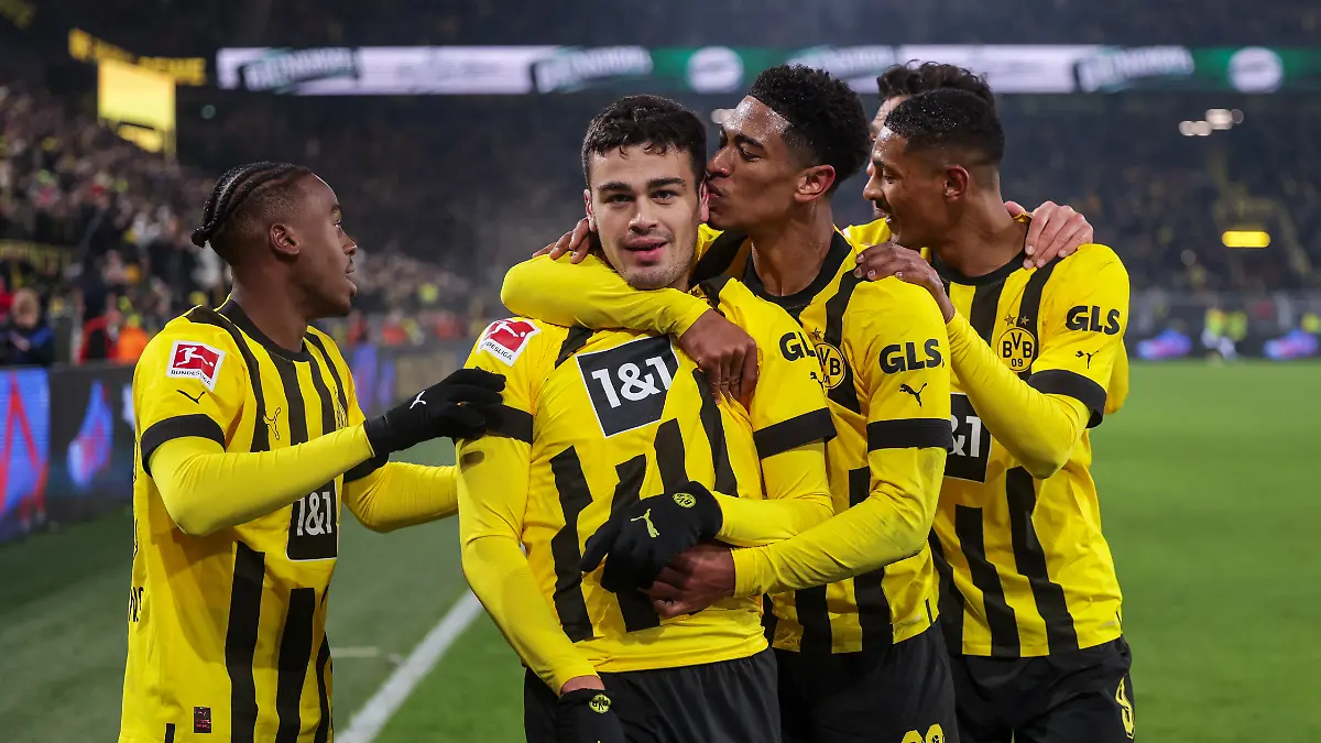 Giovanni-Reyna-Mitte-gelingt-in-der-Nachspielzeit-der-glueckliche-Siegtreffer-in-Mainz