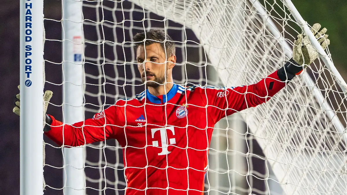 Bayerns-Torhueter-Sven-Ulreich-waehrend-einer-Uebungseinheit-im-Aspira-Sportpark