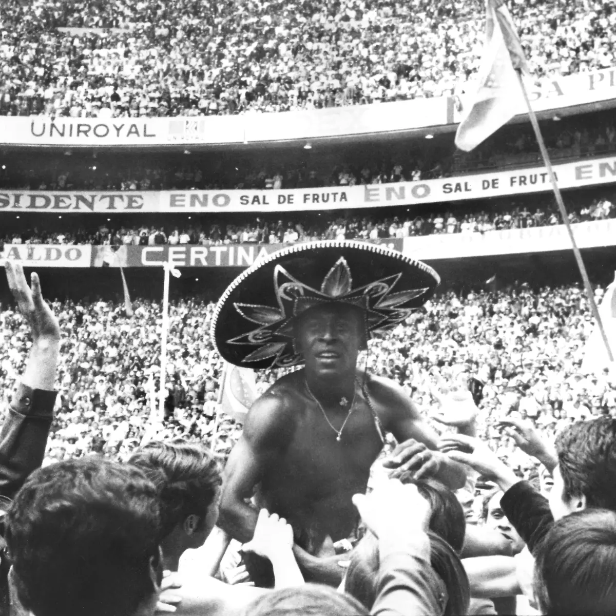 Jubelnd-mit-einem-Sombrero-Brasilians-Starfussballer-Pele