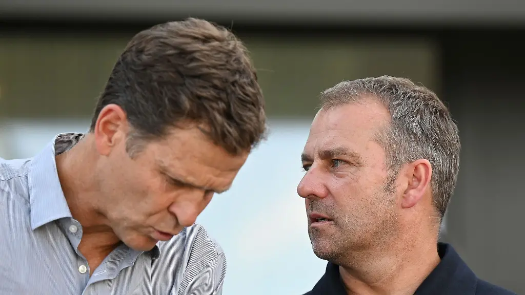 Oliver-Bierhoff-l-und-Bundestrainer-Hansi-Flick-im-Gespraech