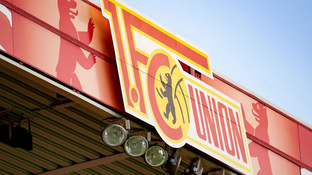 Das-Logo-des-1-FC-Union-Berlin-im-Stadion-An-der-Alten-Foersterei