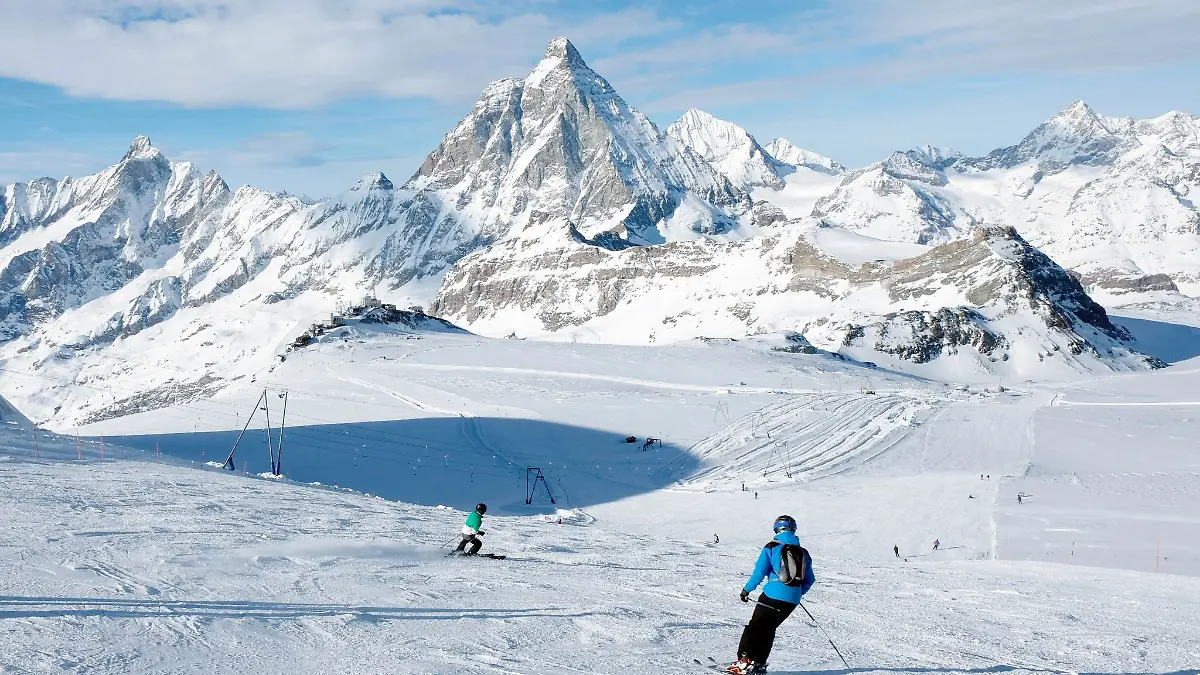 Zermatt-ist-eines-der-groessten-und-hoechstgelegenen-Skigebiete-der-Alpen-Matterhorn-Blick-inklusive