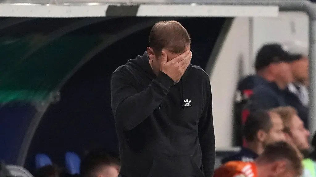 Schalke-Trainer-Frank-Kramer-muss-nach-dem-Aus-um-seinen-Job-fuerchten
