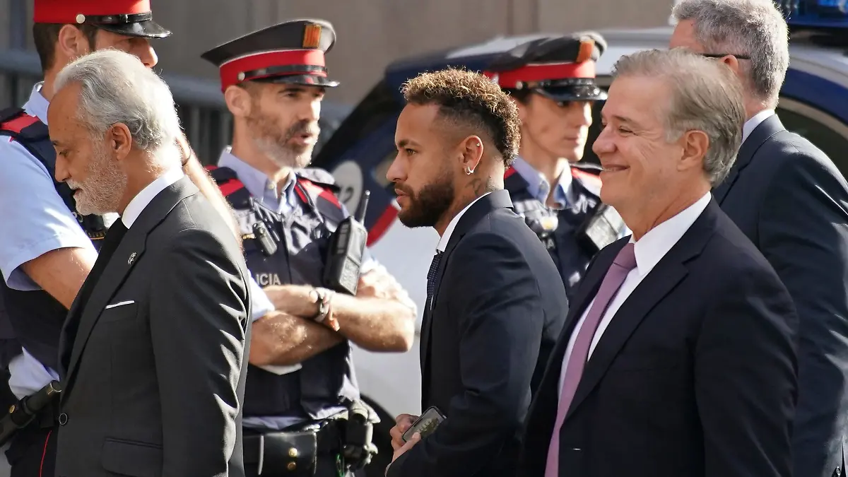 Neymar-M-in-Barcelona-auf-dem-Weg-in-den-Gerichtssaal