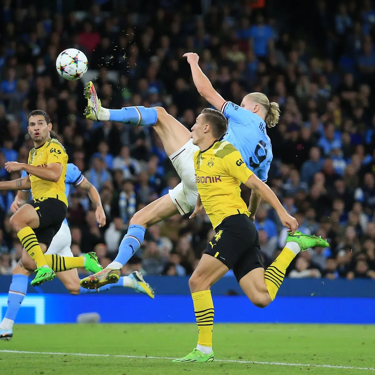 Erling-Haaland-M-von-Manchester-City-schiesst-das-vielgefeierte-Tor-zum-2-1-gegen-Borussia-Dortmund