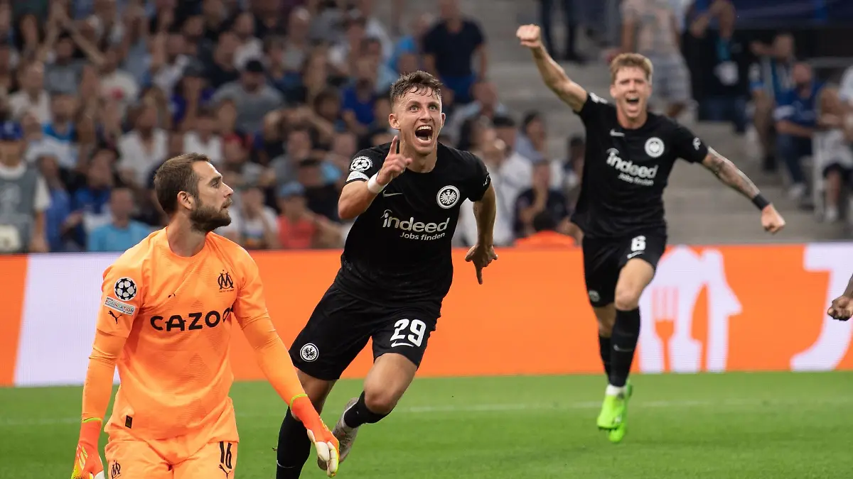 Frankfurts-Jesper-Lindstroem-M-jubelt-nach-seinem-Treffer-zum-1-0-gegen-Olympique-Marseille