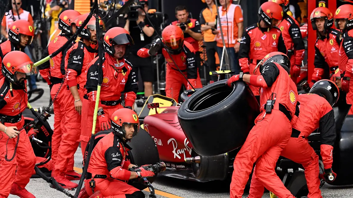 Beim-Boxenstopp-von-Carlos-Sainz-wurde-zunaechst-ein-Rad-vergessen