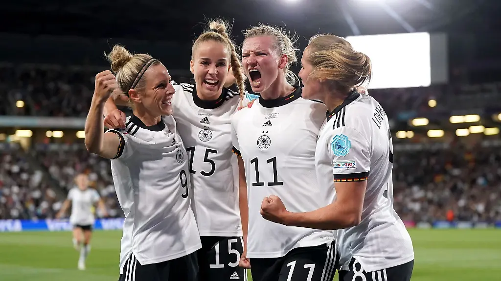 Alexandra-Popp-2-vr-jubelt-mit-ihren-Teamkolleginnen-Sie-und-vier-weitere-deutsche-Spielerinnen-wurden-als-Teil-der-beste-WM-Elf-ausgezeichnet
