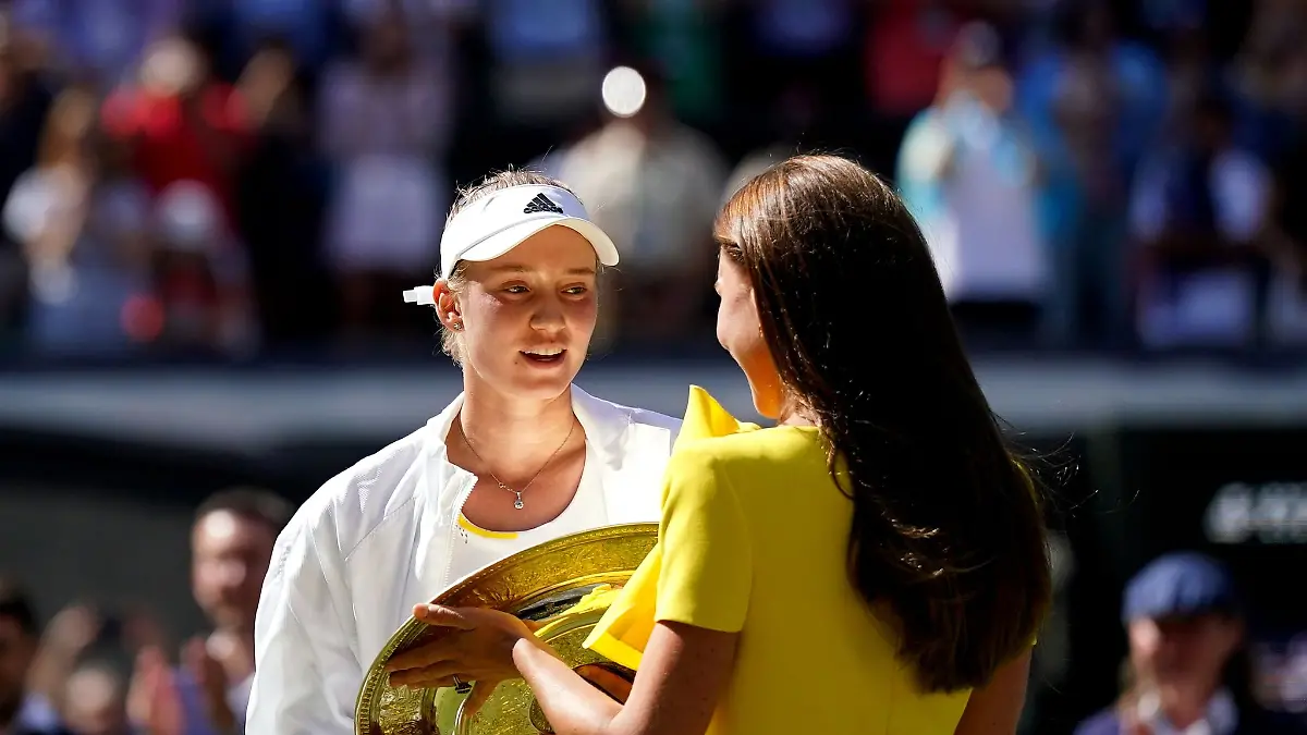 Herzogin-Kate-r-ueberreicht-Jelena-Rybakina-die-Wimbledon-Trophaee