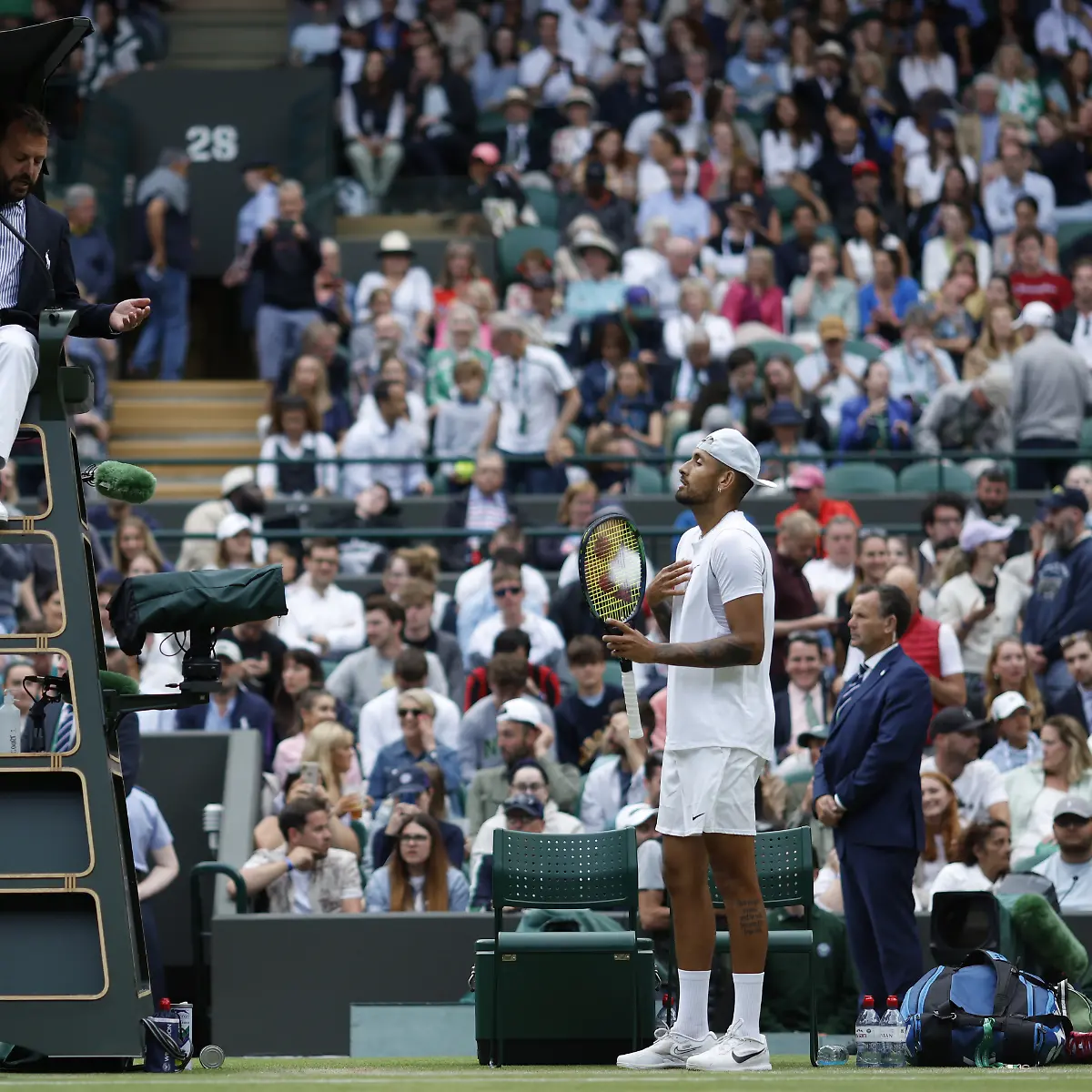 Nick-Kyrgios-hat-nach-dem-zweiten-Satz-Gespraechsbedarf-und-wendet-sich-an-Schiedsrichter-Damien-Dumusois