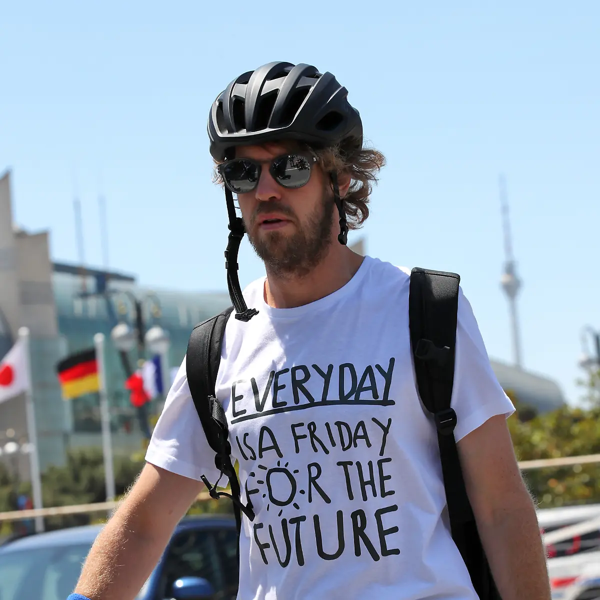 Jetzt-faehrt-Vettel-ein-Regenbogenfahrrad-meckert-Fia-Boss-bin-Sulayem