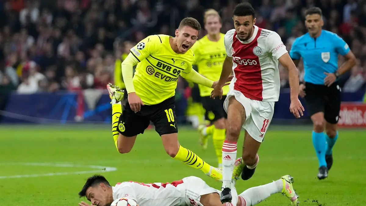 Amsterdams-Noussair-Mazraoui-r-soll-zum-FCB-wechseln