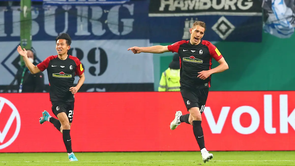 Nils-Petersen-rechts-bejubelt-sein-1-0-gegen-den-HSV