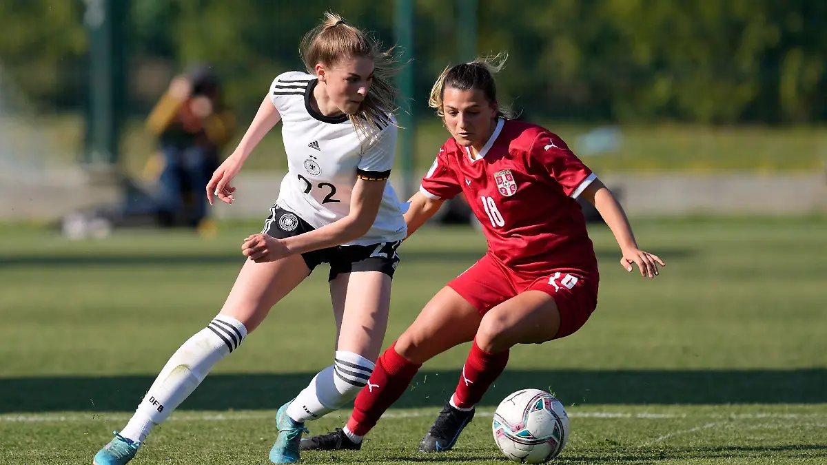 Emma-Petrovic-r-aus-Serbien-kaempft-mit-Jule-Brand-um-den-Ballbesitz