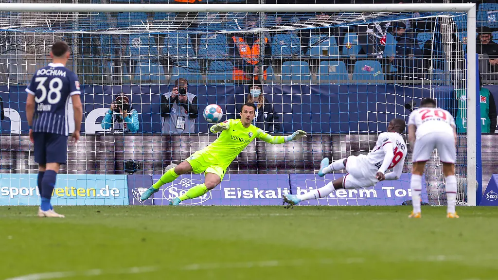 Diaby-schnappte-sich-den-Ball-und-rutschte-aus-beim-Elfmeter
