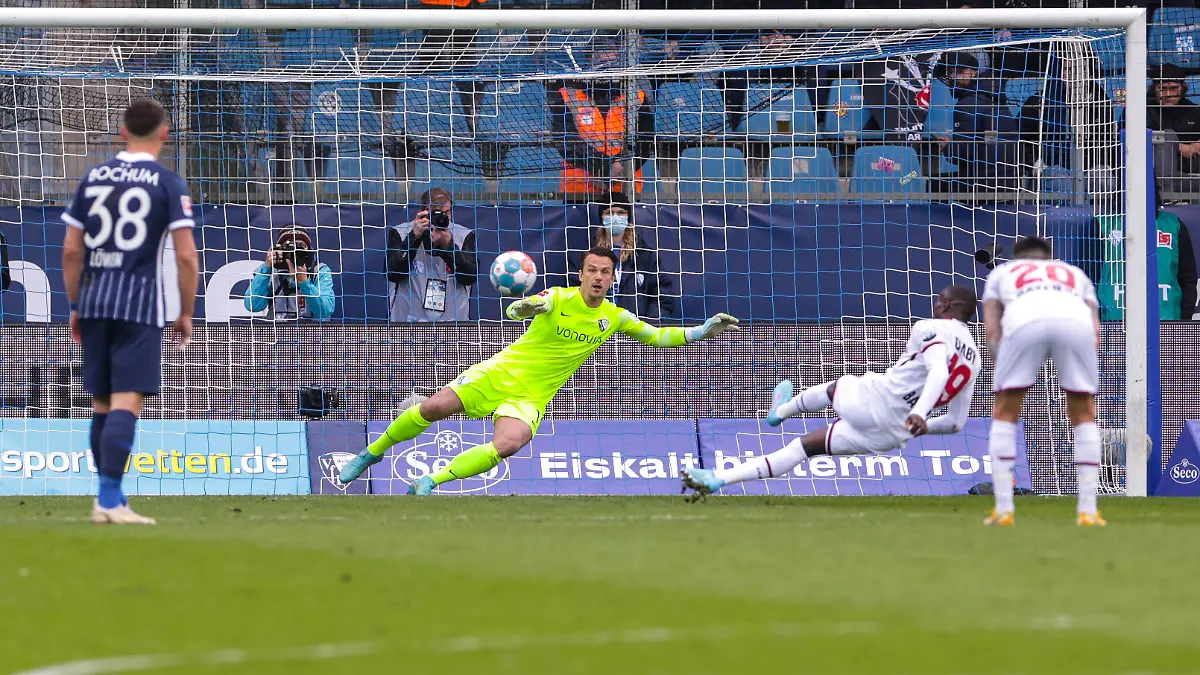 Diaby-schnappte-sich-den-Ball-und-rutschte-aus-beim-Elfmeter