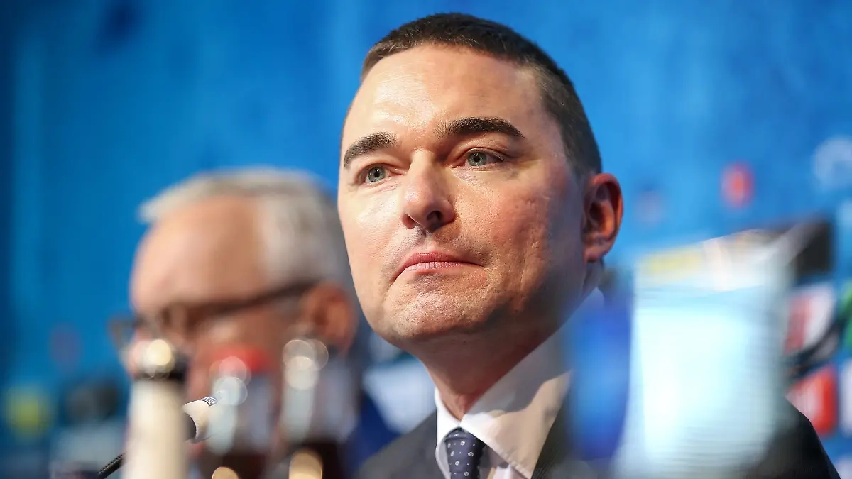 Club-Praesident-Werner-Gegenbauer-l-r-und-Investor-Lars-Windhorst-bei-einer-Pressekonferenz