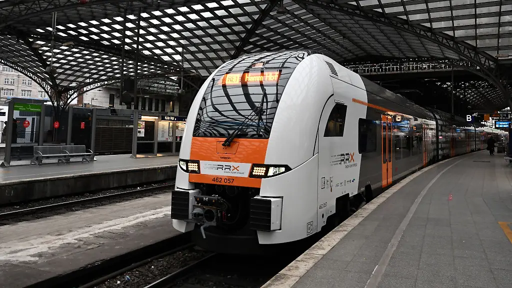 Ein-RRX-Zug-Rhein-Ruhr-Express-steht-im-Bahnhof-in-Koeln