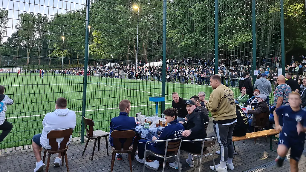 Das-B235-Derby-ging-zwar-verloren-die-Erinnerungen-an-den-Auftritt-des-Weltmeisters-bleiben-den-Wacker-Fans