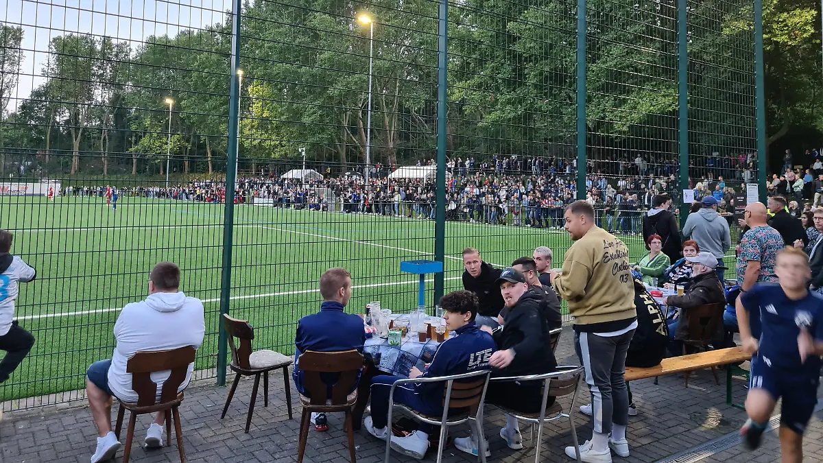 Das-B235-Derby-ging-zwar-verloren-die-Erinnerungen-an-den-Auftritt-des-Weltmeisters-bleiben-den-Wacker-Fans