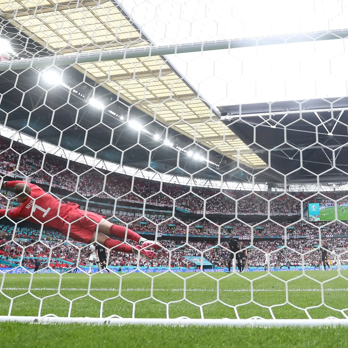 2021-06-29T162041Z-2141640798-UP1EH6T19EGYT-RTRMADP-3-SOCCER-EURO-ENG-GER-REPORT