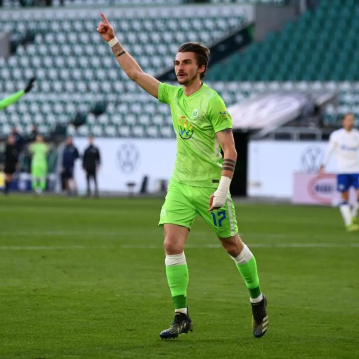 Wolfsburgs-Stuermer-Maximilian-Philipp-jubelt-nach-seinem-Tor-zum-5-0