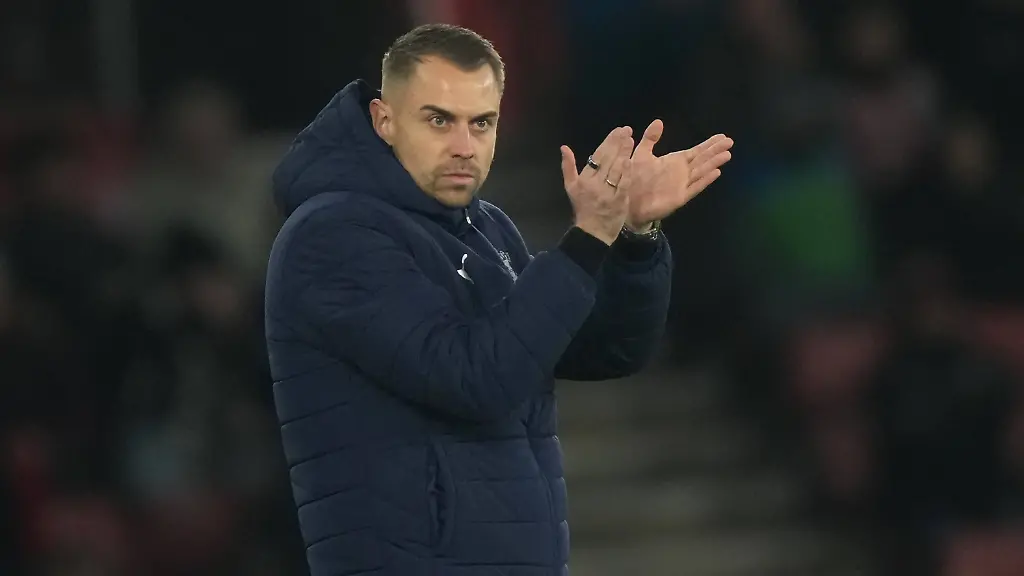 Southampton-v-Leicester-City-Championhip-Football-St-Marys-Stadium-Southampton-UK-25-Nov-2025-Tonda-Eckert-manager-of-Southampton-claps-encouragement-from-his-team