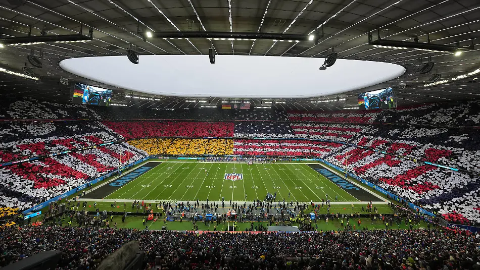 NFL-American-Football-Herren-USA-Munich-Game-New-York-Giants-at-Carolina-Panthers-Nov-10-2024-Munich-Germany-A-general-overall-view-of-a-tifo-of-the-United-States-and-Germany-flags-and-the-NFL-shield-logo-during-the-2024-NFL-Munich-Game-at-Allianz-Arena