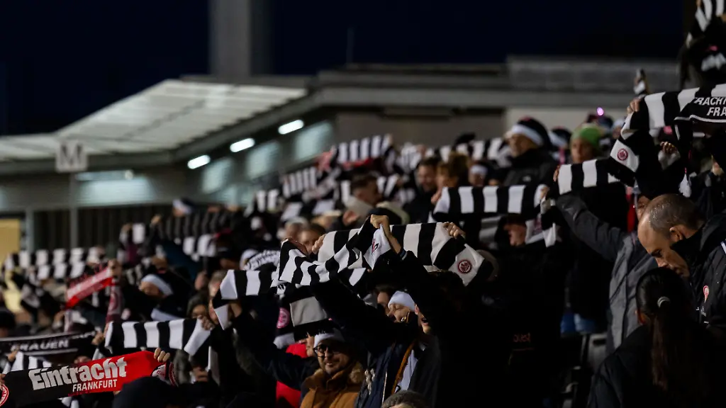 Stadionatmosphaere-Atmosphaere-Fans-supporters-halten-ihre-Schals-in-die-Luft-GER-Eintracht-Frankfurt-vs-FC-FC-Bayern-Munich-Fussball-Google-Pixel-Frauen-Bundesliga-Bundesliga-12-Spieltag-Saison-2025-2026-07-12